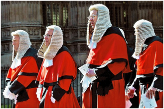 Судьи в традиционном парадном одеянии